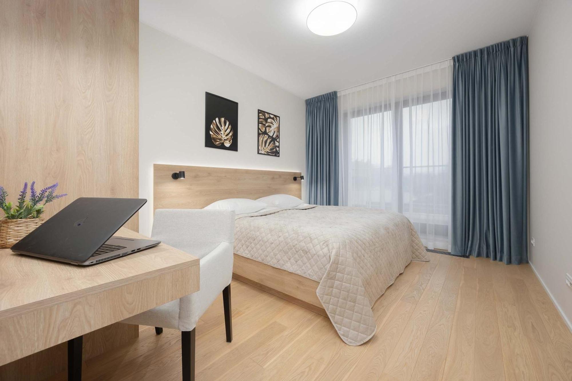 Air Conditioned With Parking And Desk For Remote Work In By Renters * Warszawa