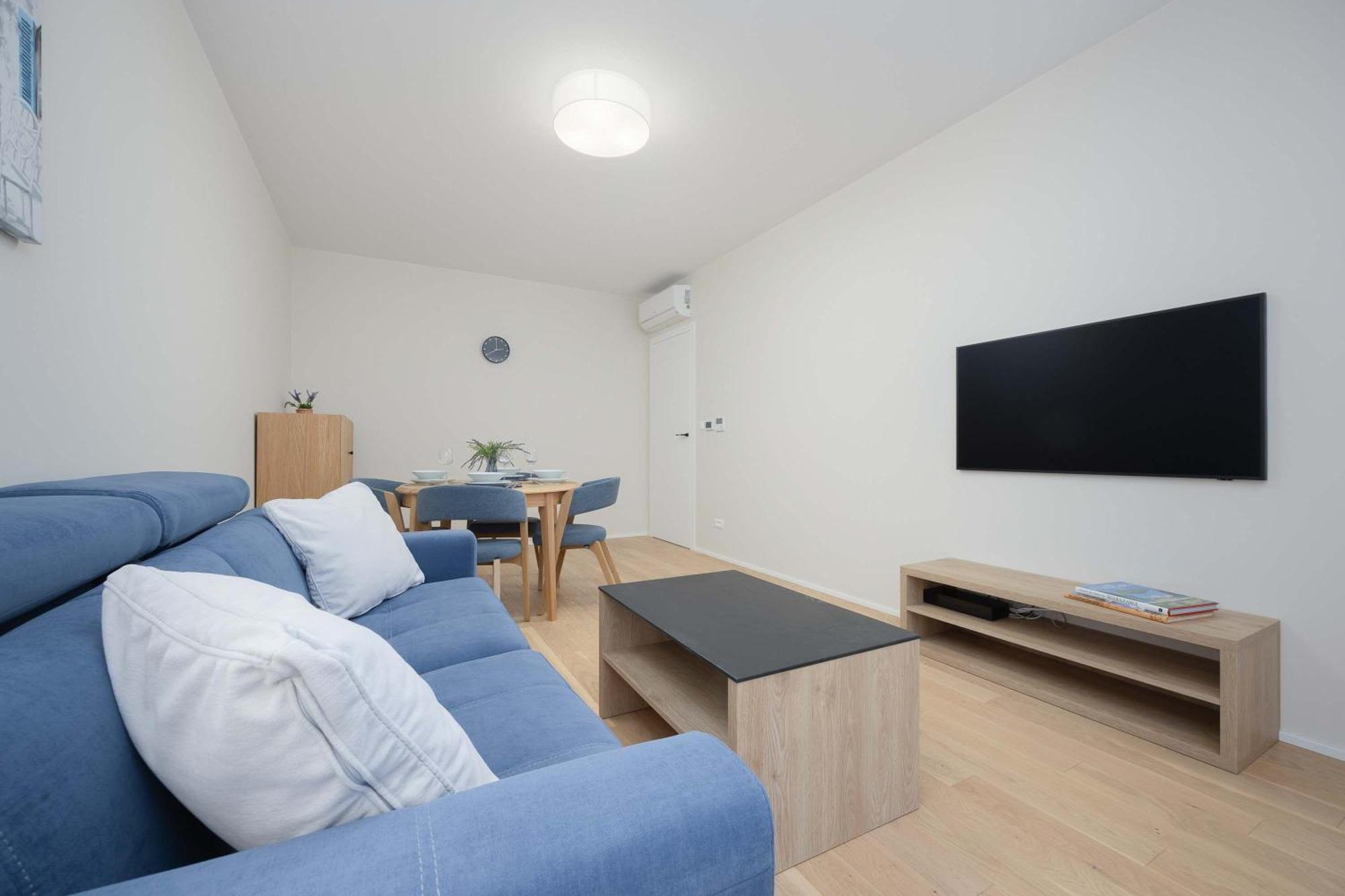 Air Conditioned With Parking And Desk For Remote Work In By Renters Warszawa