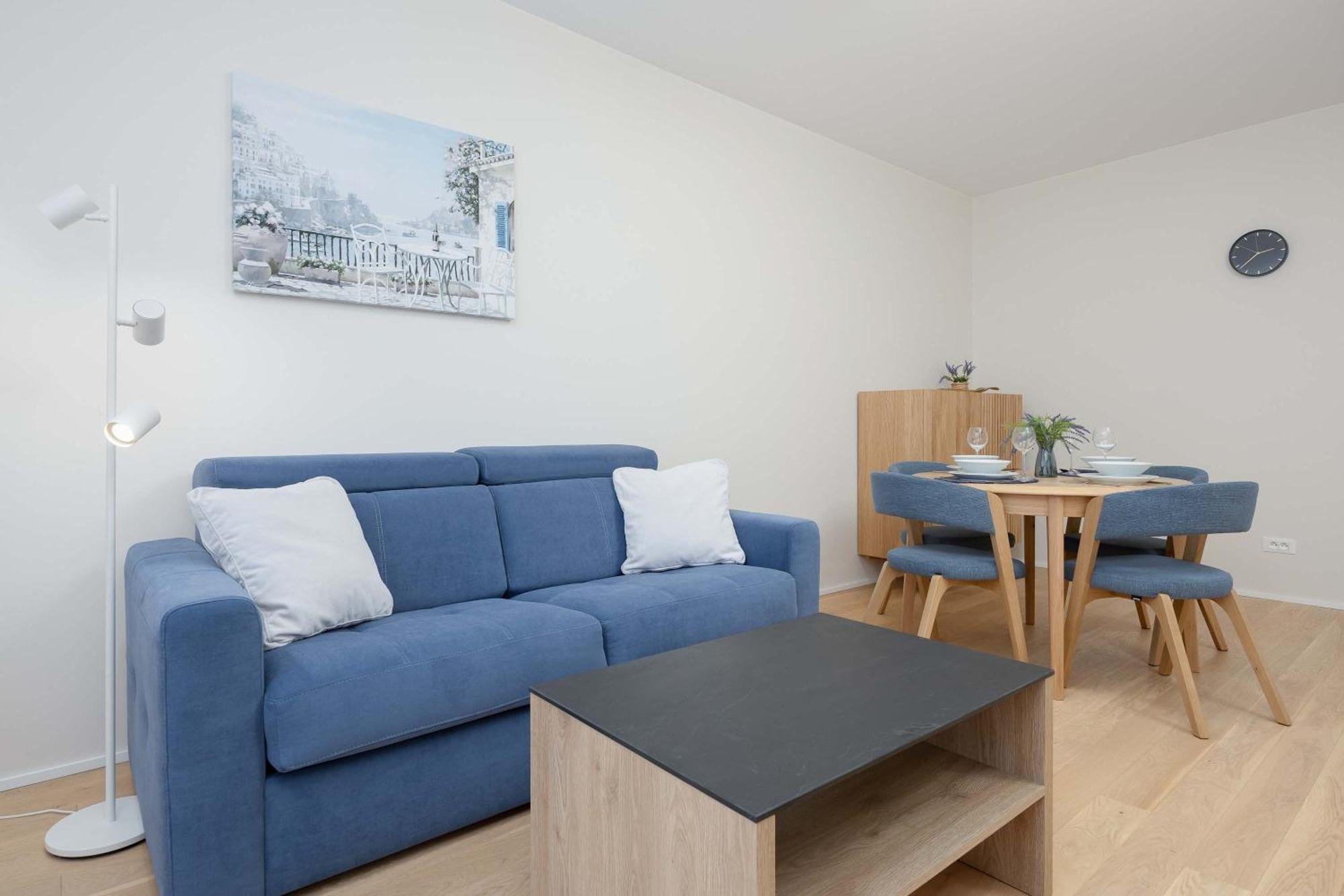 Air Conditioned With Parking And Desk For Remote Work In By Renters Apartament *