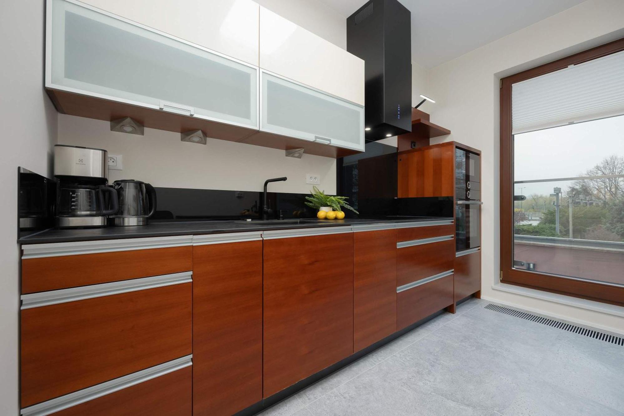 Air Conditioned With Parking And Desk For Remote Work In By Renters Warszawa
