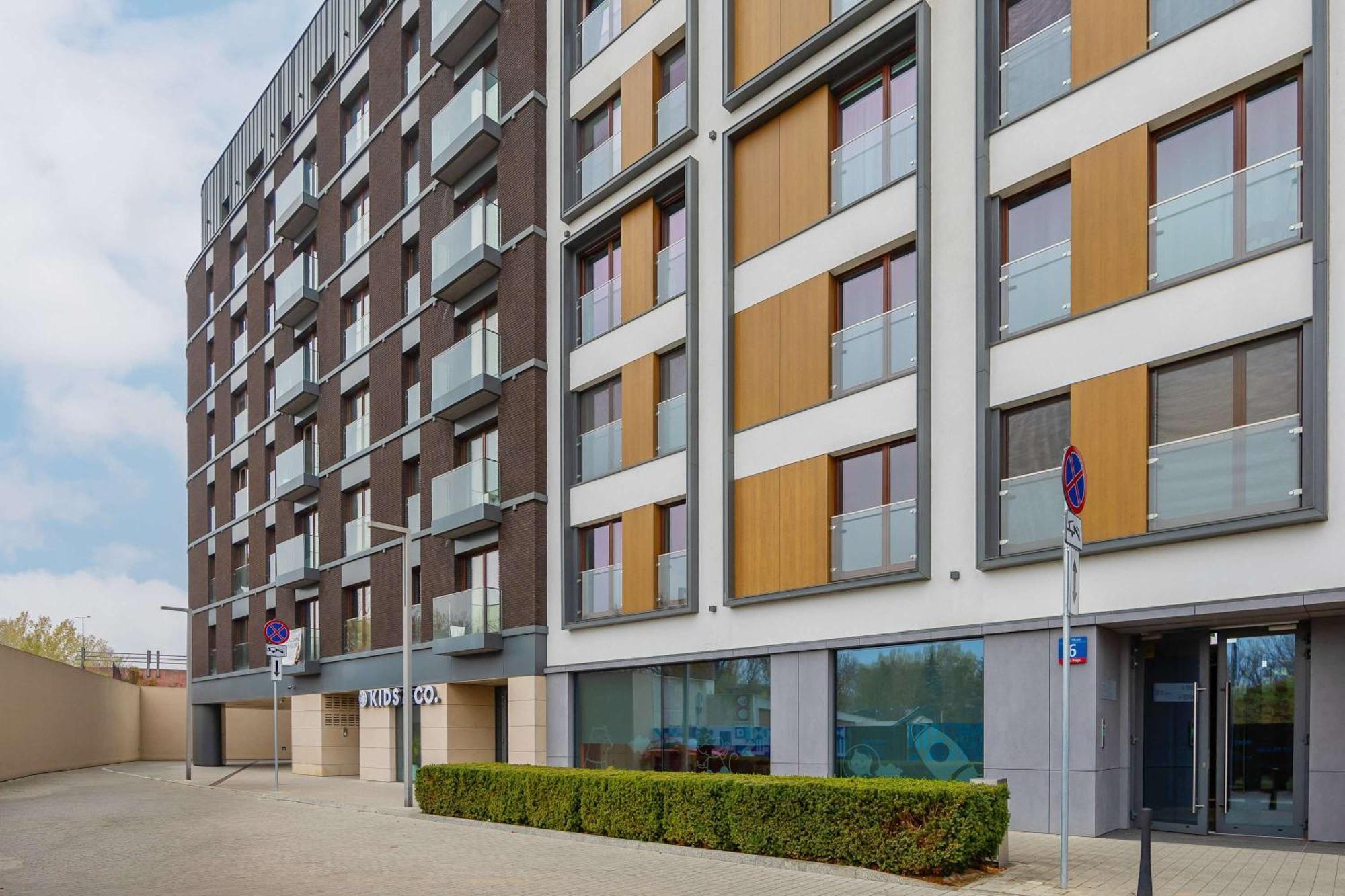 Apartament Air Conditioned With Parking And Desk For Remote Work In By Renters