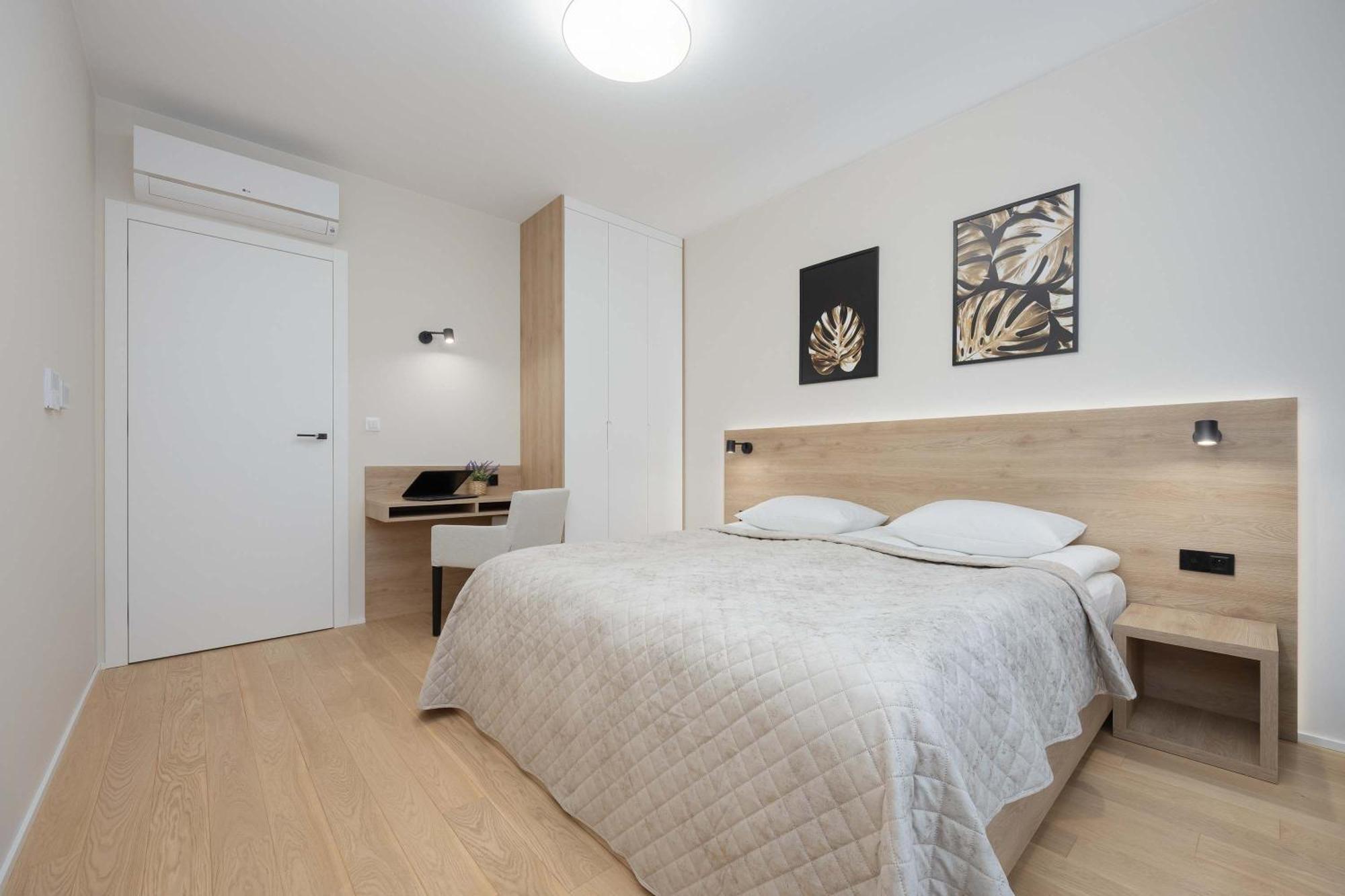 Air Conditioned With Parking And Desk For Remote Work In By Renters Warszawa